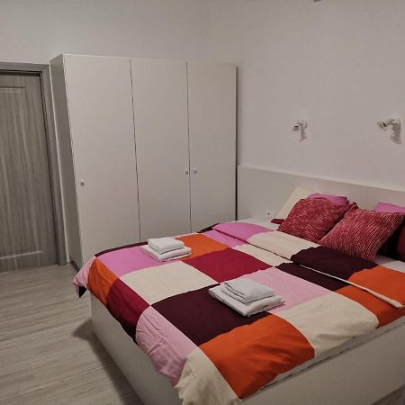 Old Town Bar Apartments On Street Tonitza บูคาเรสต์ ภายนอก รูปภาพ