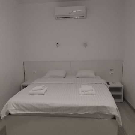 Old Town Bar Apartments On Street Tonitza บูคาเรสต์ ภายนอก รูปภาพ