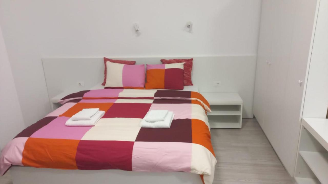 Old Town Bar Apartments On Street Tonitza บูคาเรสต์ ภายนอก รูปภาพ