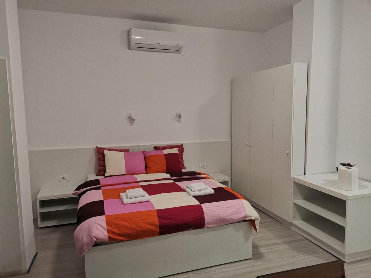 Old Town Bar Apartments On Street Tonitza บูคาเรสต์ ภายนอก รูปภาพ