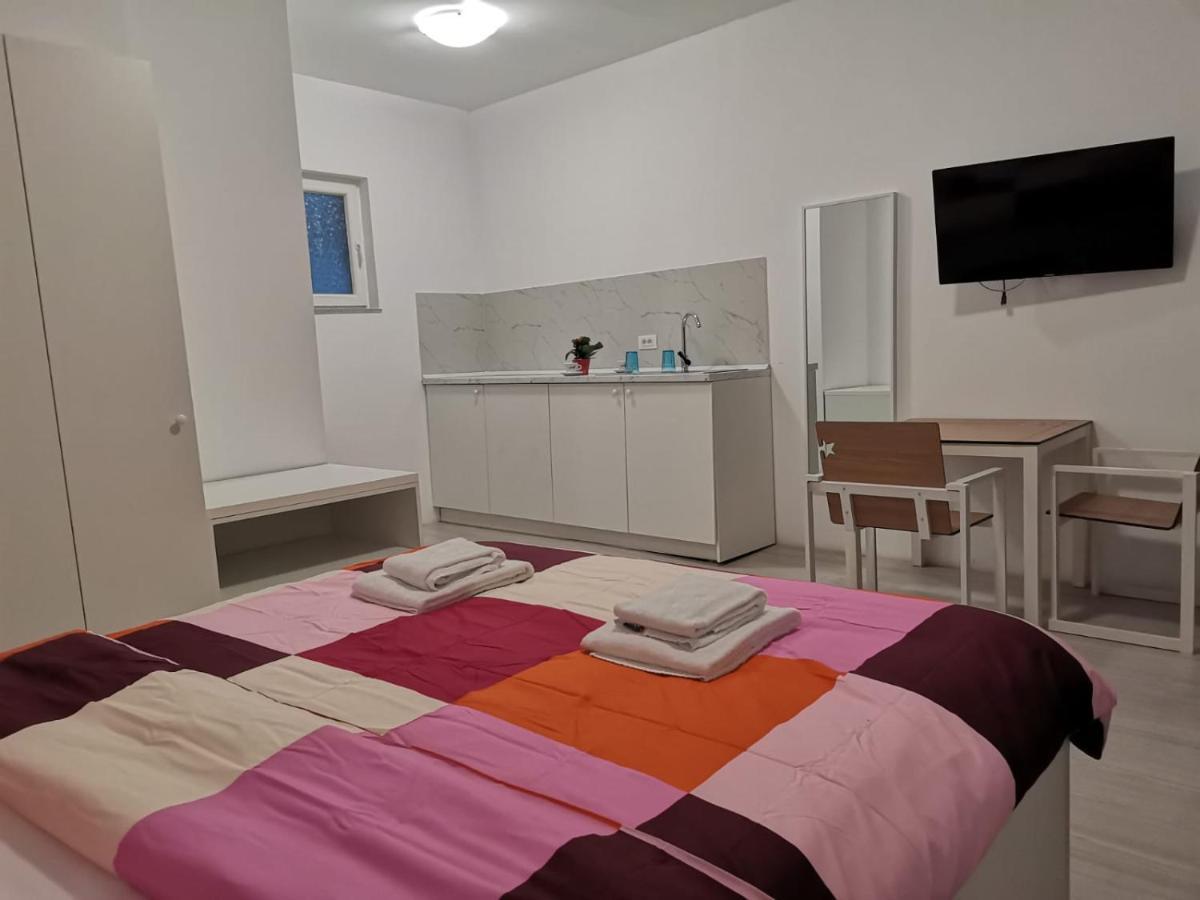 Old Town Bar Apartments On Street Tonitza บูคาเรสต์ ภายนอก รูปภาพ