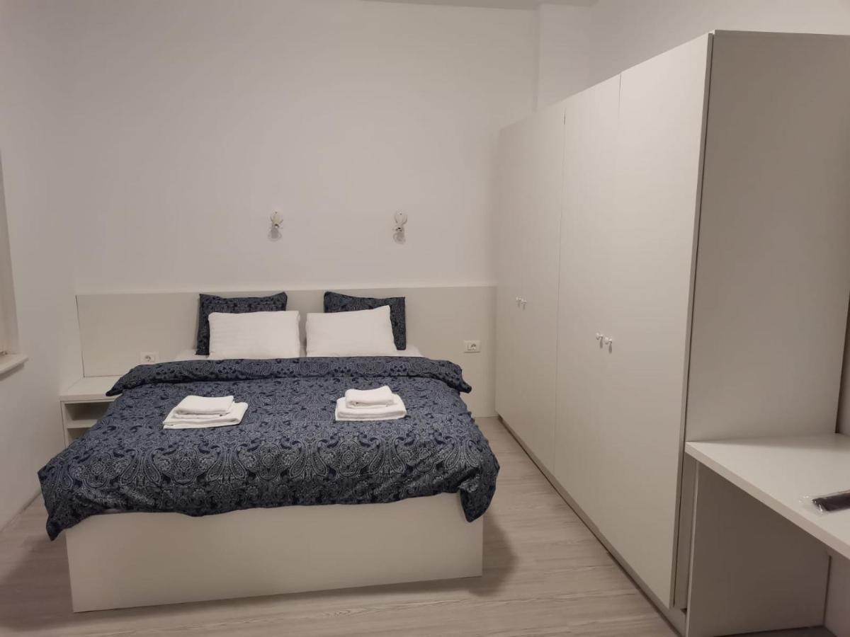 Old Town Bar Apartments On Street Tonitza บูคาเรสต์ ภายนอก รูปภาพ