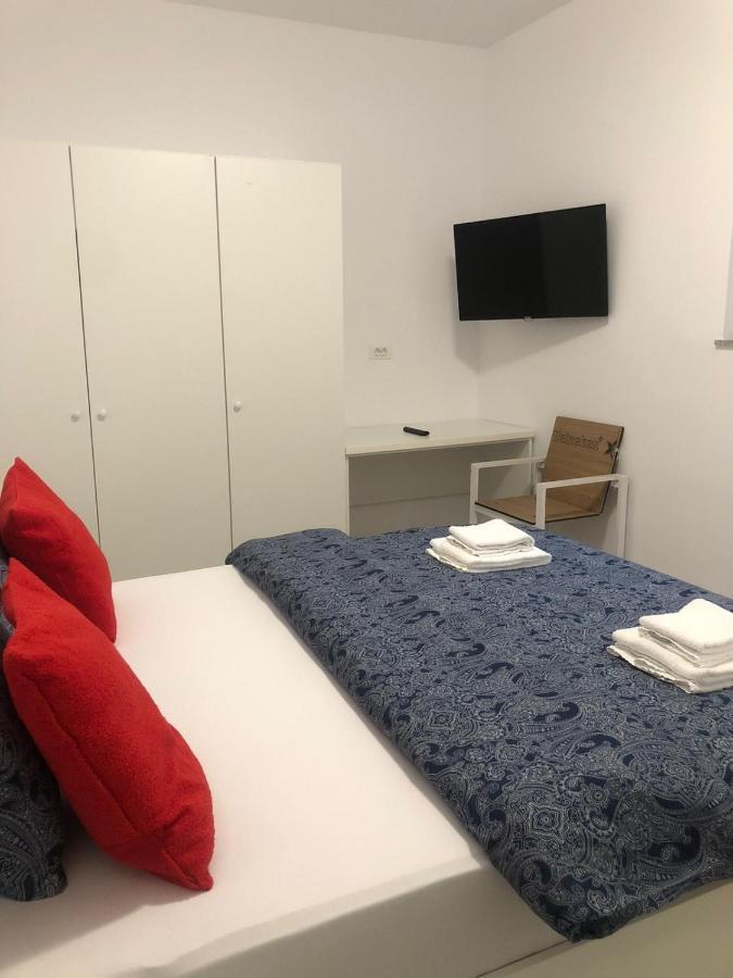 Old Town Bar Apartments On Street Tonitza บูคาเรสต์ ภายนอก รูปภาพ
