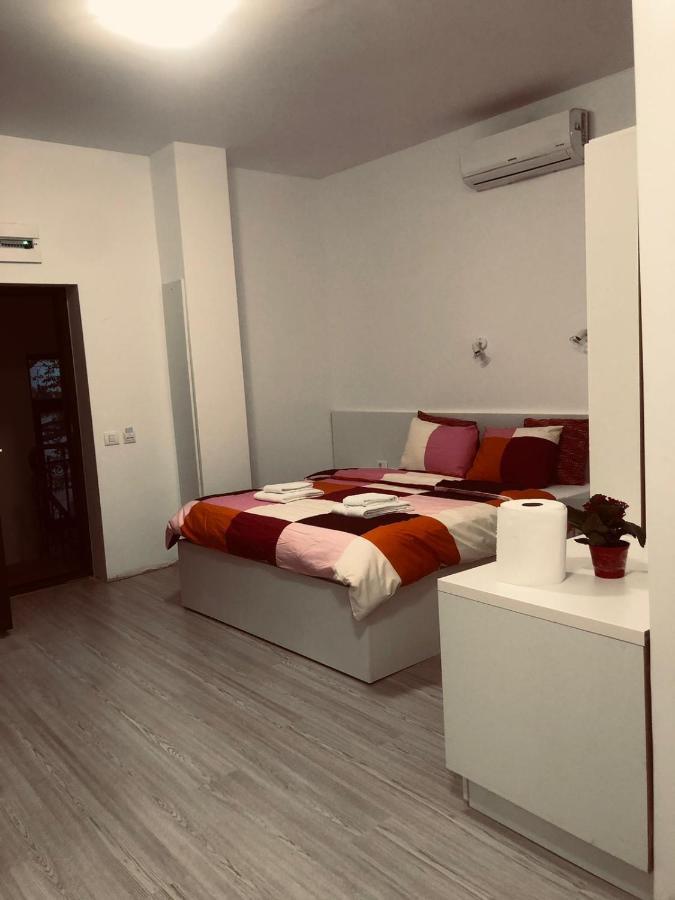 Old Town Bar Apartments On Street Tonitza บูคาเรสต์ ภายนอก รูปภาพ