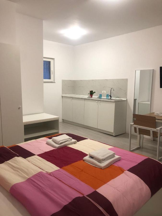 Old Town Bar Apartments On Street Tonitza บูคาเรสต์ ภายนอก รูปภาพ