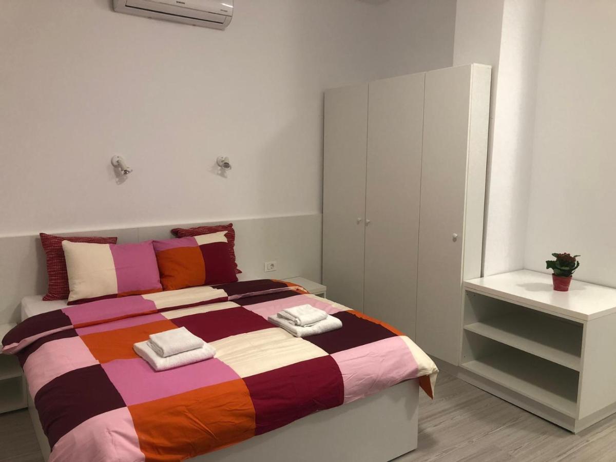 Old Town Bar Apartments On Street Tonitza บูคาเรสต์ ภายนอก รูปภาพ