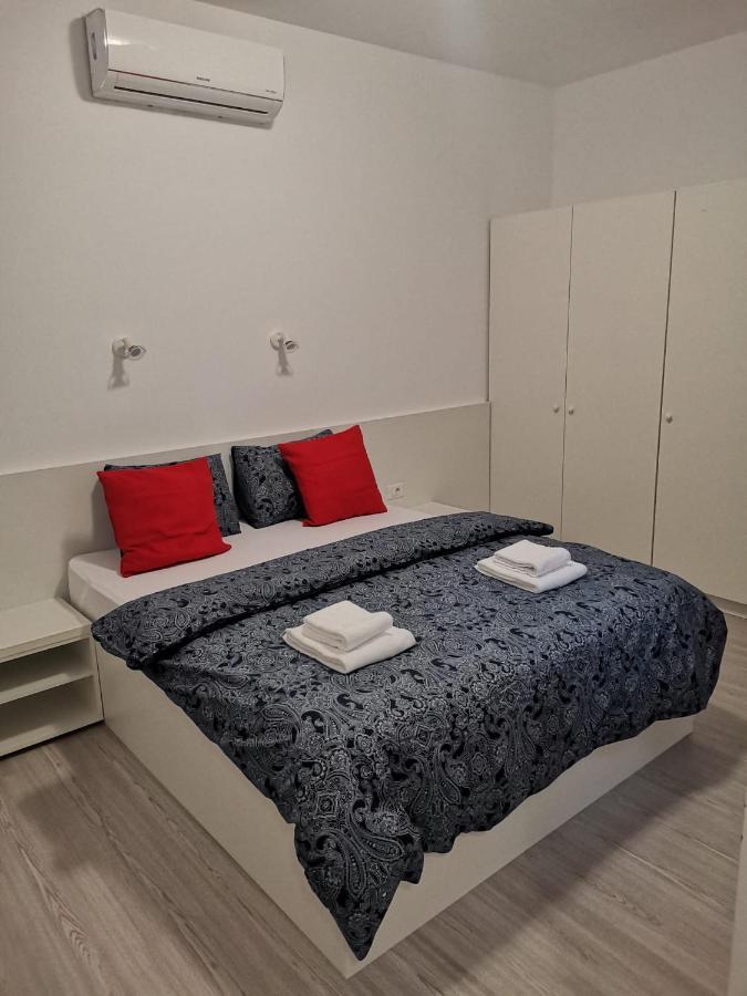 Old Town Bar Apartments On Street Tonitza บูคาเรสต์ ภายนอก รูปภาพ