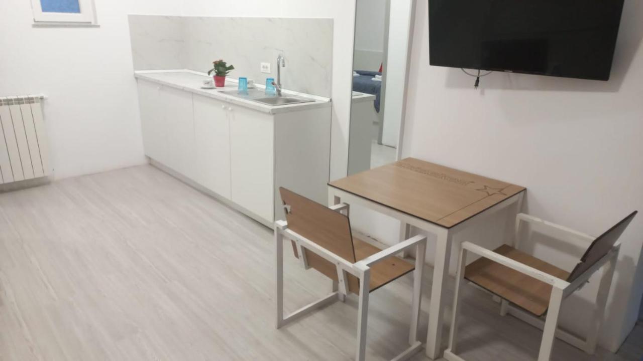 Old Town Bar Apartments On Street Tonitza บูคาเรสต์ ภายนอก รูปภาพ