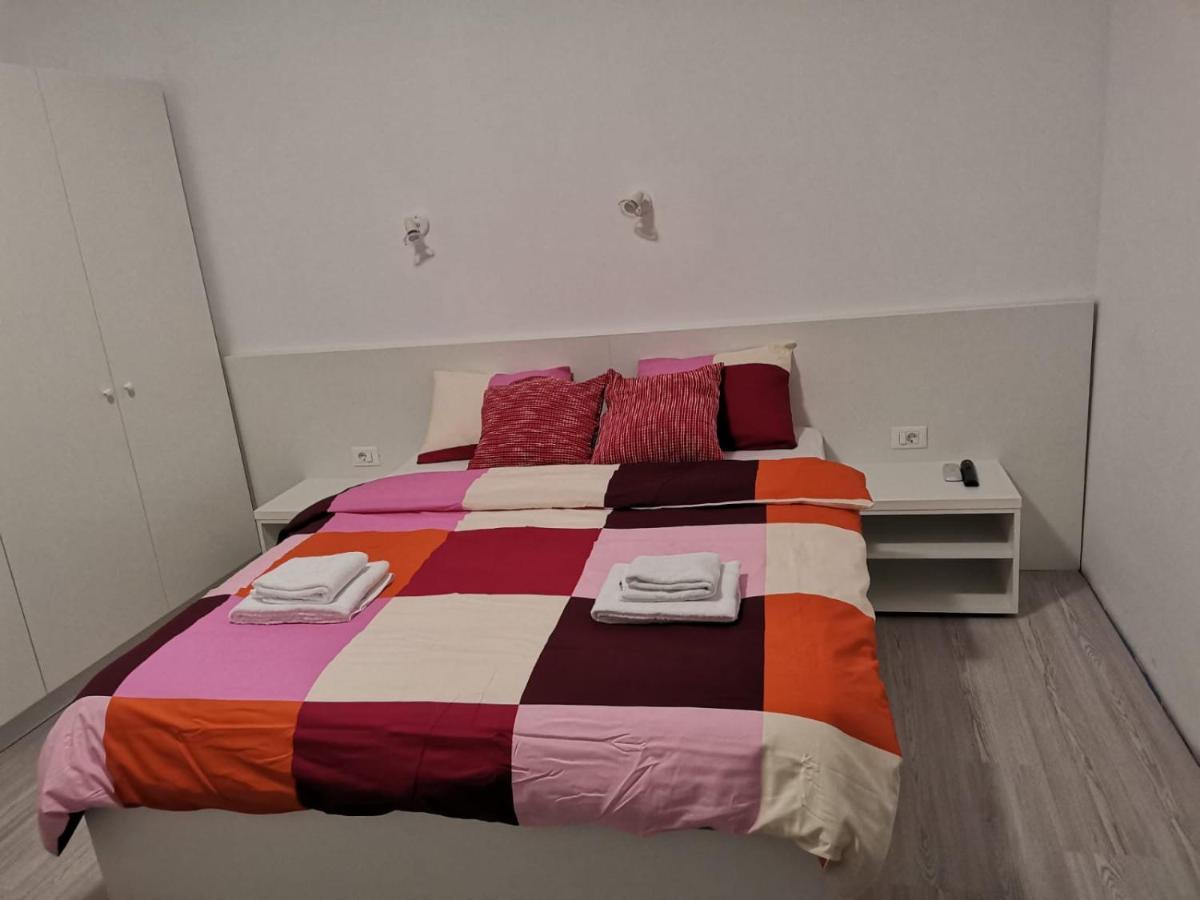 Old Town Bar Apartments On Street Tonitza บูคาเรสต์ ภายนอก รูปภาพ