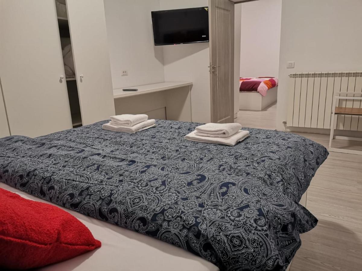 Old Town Bar Apartments On Street Tonitza บูคาเรสต์ ภายนอก รูปภาพ