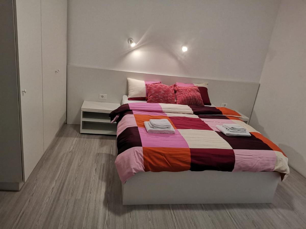 Old Town Bar Apartments On Street Tonitza บูคาเรสต์ ภายนอก รูปภาพ