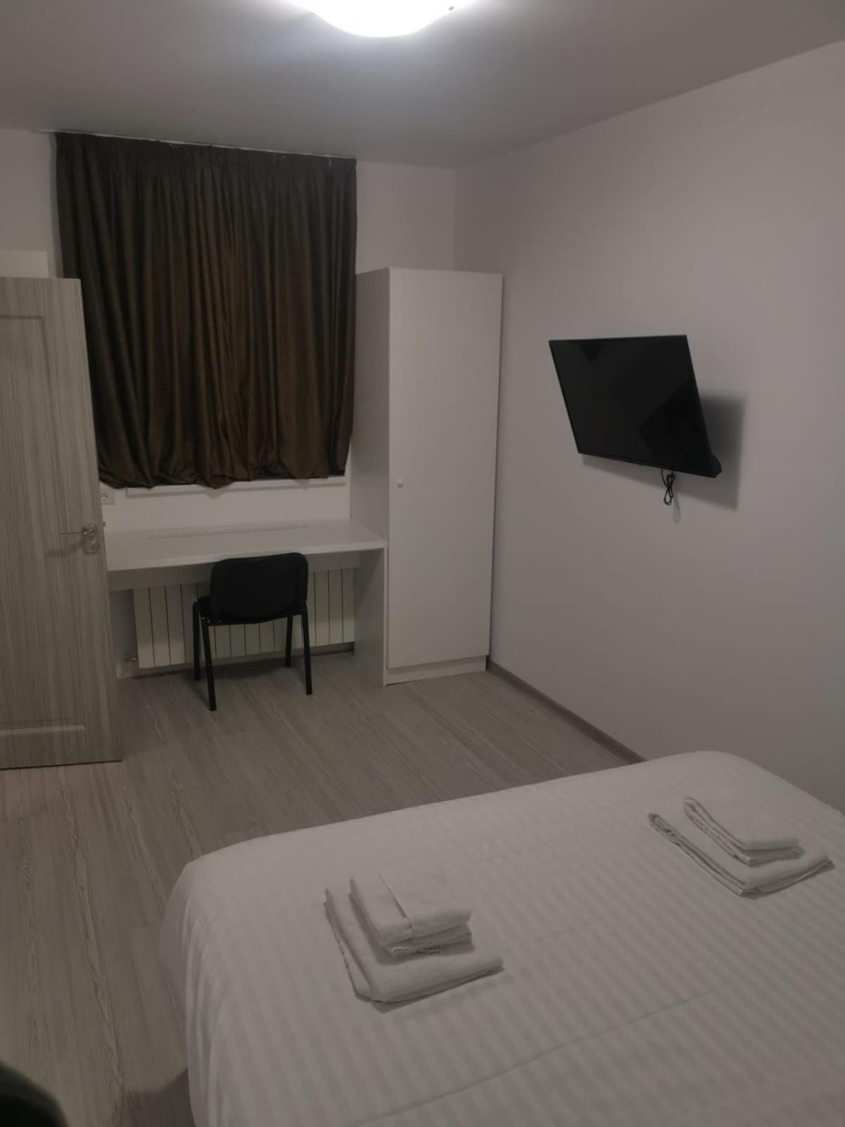 Old Town Bar Apartments On Street Tonitza บูคาเรสต์ ภายนอก รูปภาพ