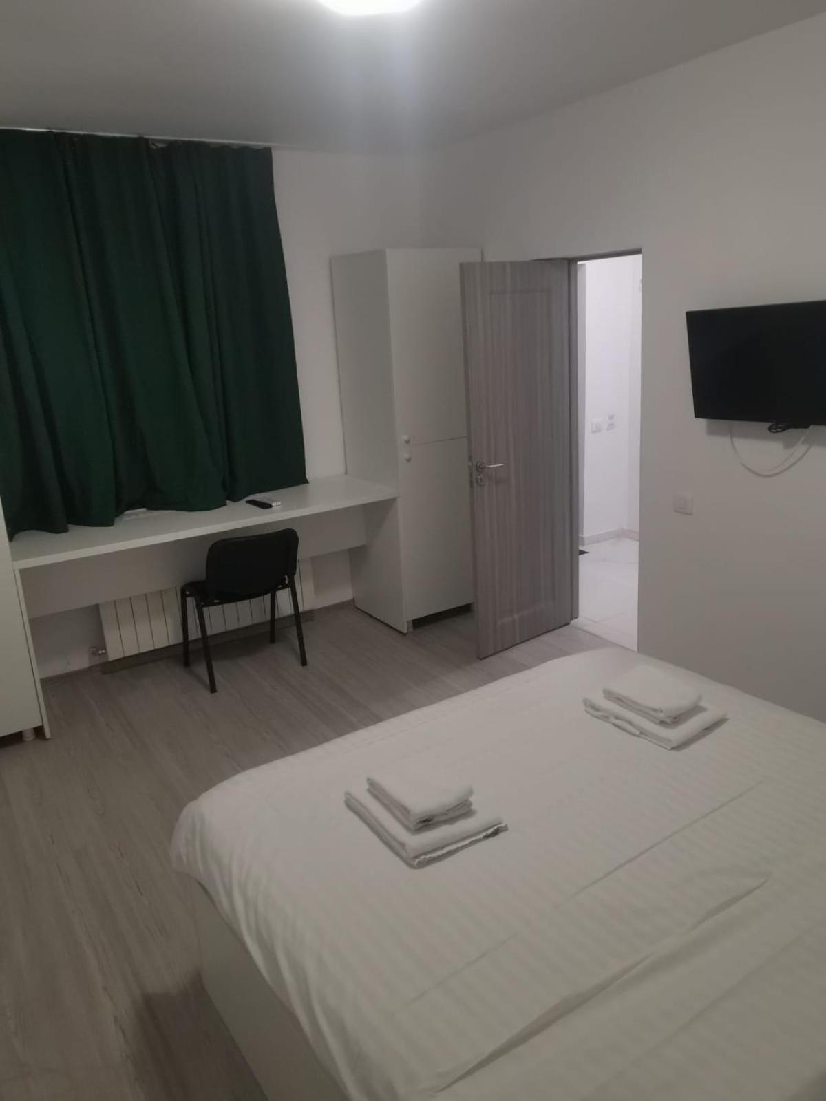 Old Town Bar Apartments On Street Tonitza บูคาเรสต์ ภายนอก รูปภาพ