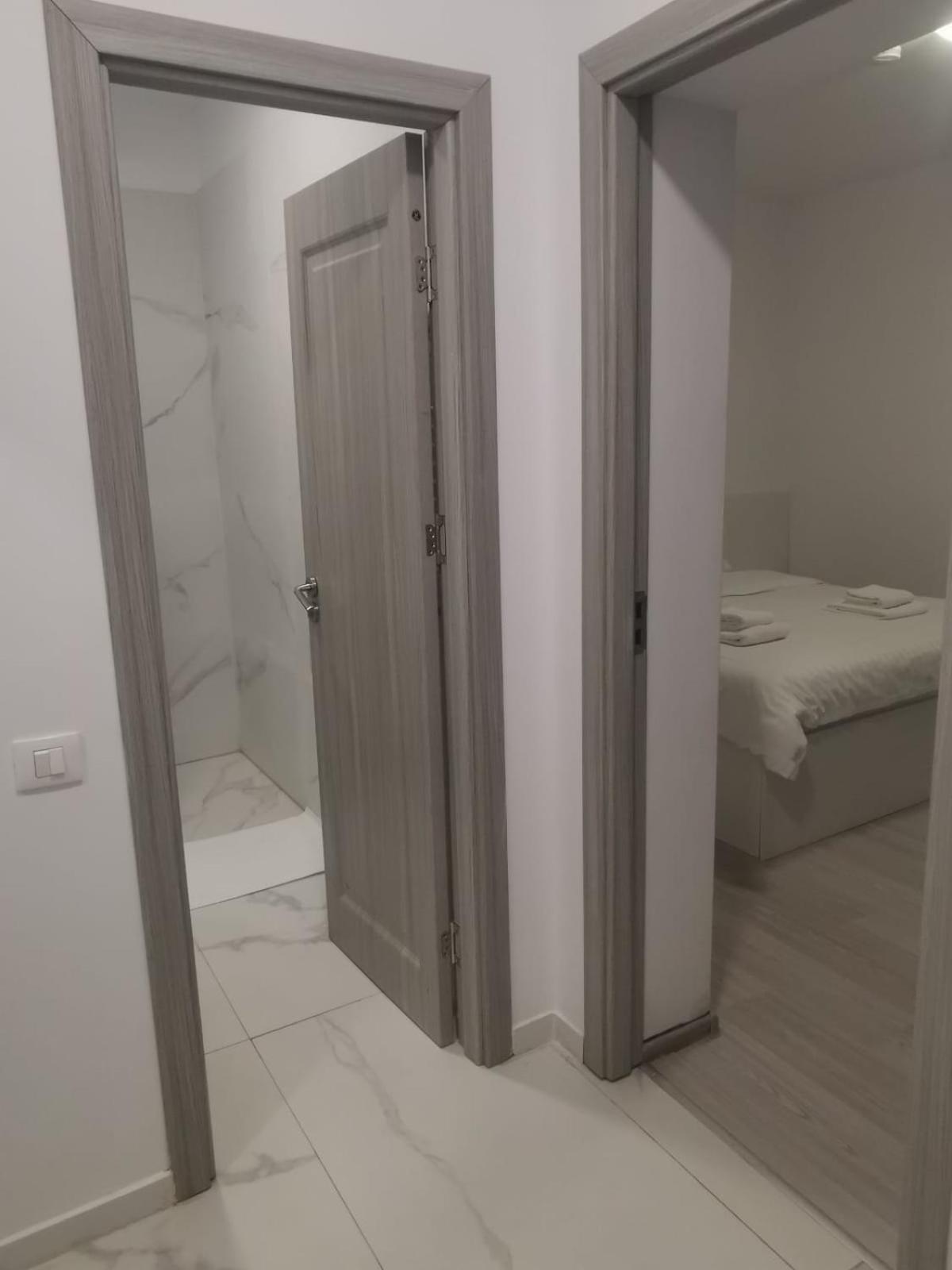Old Town Bar Apartments On Street Tonitza บูคาเรสต์ ภายนอก รูปภาพ