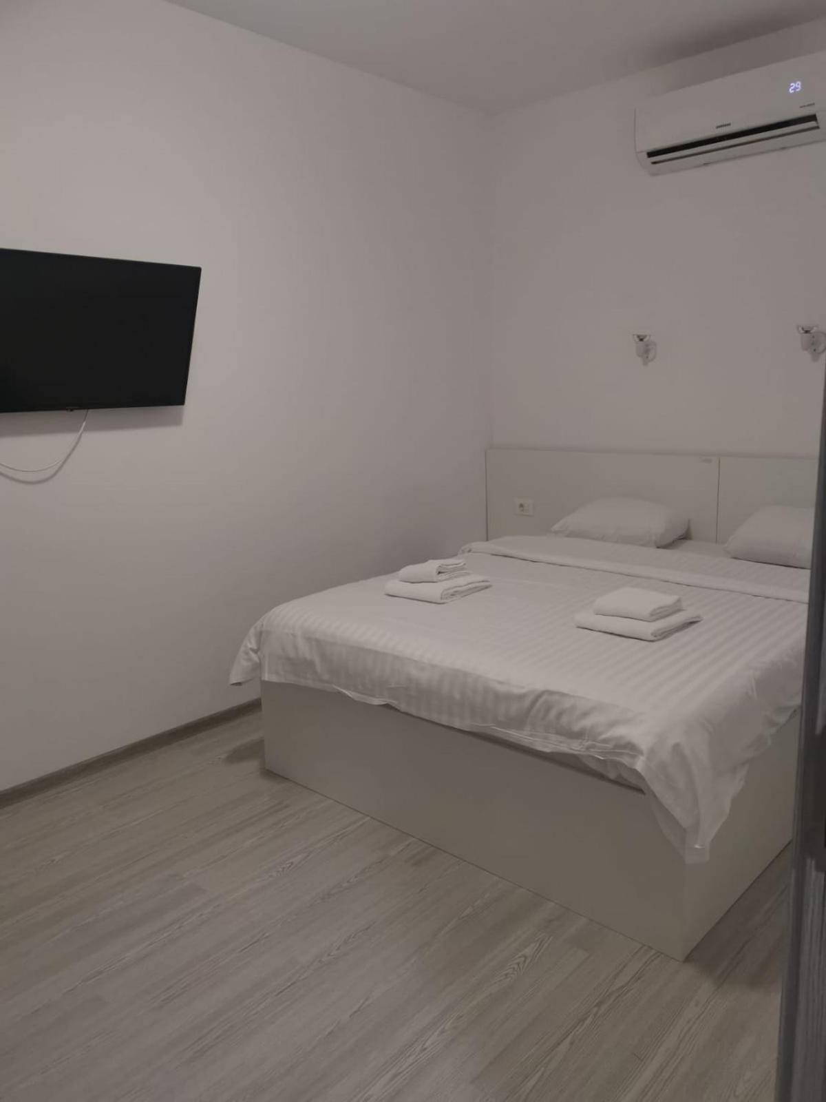 Old Town Bar Apartments On Street Tonitza บูคาเรสต์ ภายนอก รูปภาพ