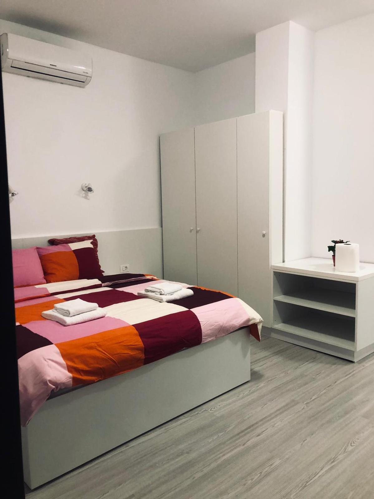 Old Town Bar Apartments On Street Tonitza บูคาเรสต์ ภายนอก รูปภาพ